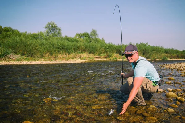 Pesca alla trota sul fiume — Foto Stock