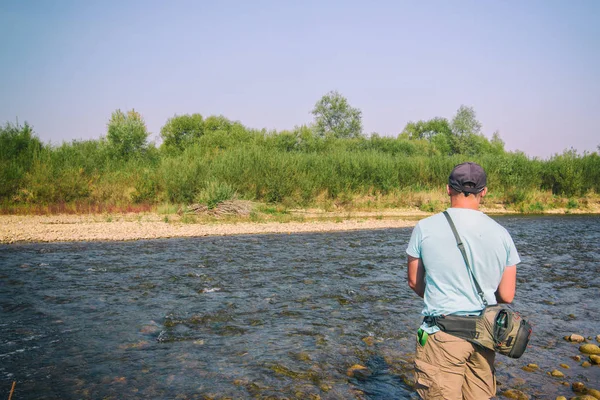 Pesca de truchas en el río — Foto de Stock