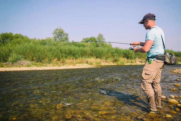 Pesca alla trota sul fiume — Foto Stock