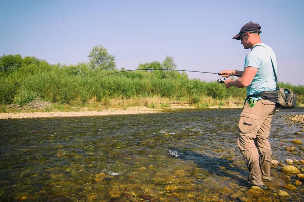 Alabalık balıkçılık Nehri üzerinde — Stok fotoğraf