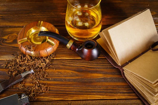 Arka plan yasaktır boru ahşap arka plan üzerinde.