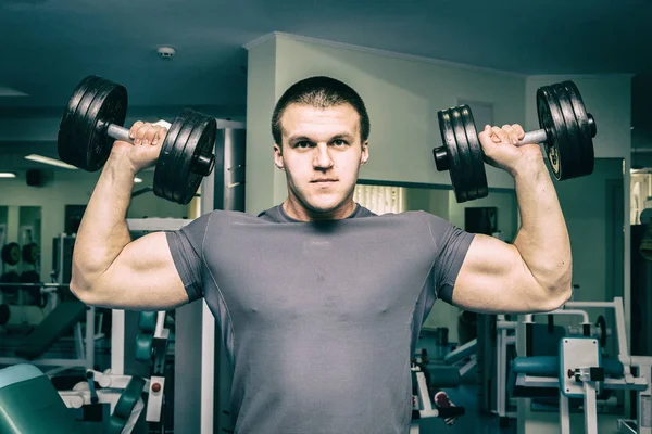 Entraînement dans la salle de gym — Photo