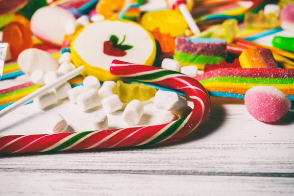 renkli şekerler ve arka plan olarak reçel