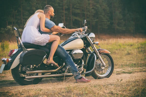 Bir motosiklet alanında genç Çift