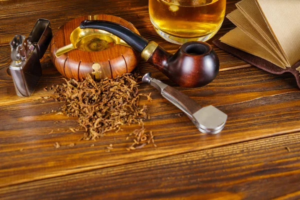 Arka plan yasaktır boru ahşap arka plan üzerinde.