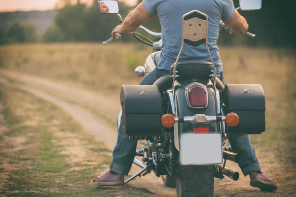 Jovem casal em uma motocicleta no campo — Fotografia de Stock