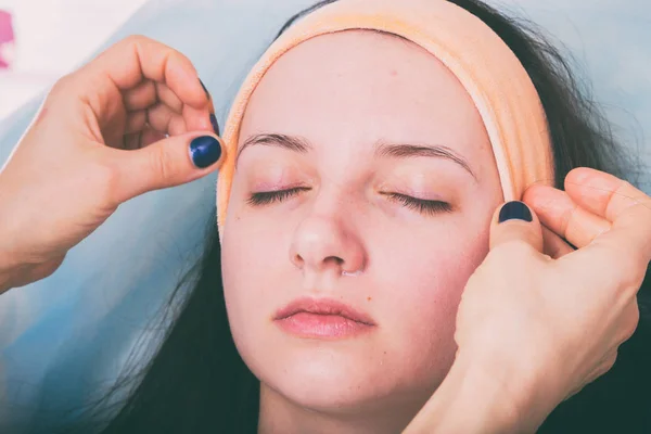A spa szalon kozmetikai injekció. Kozmetikus teszi befecskendezése a beteg arca. — Stock Fotó