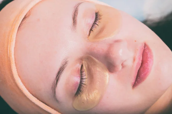 Cosmetic injection in the spa salon. Beautician makes injection into the patient's face. — Stock Photo, Image