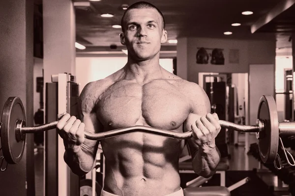 Człowiek z Brzana ćwiczeń na biceps — Zdjęcie stockowe