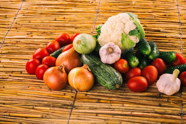 Bio-Gemüse auf dem Tisch — Stockfoto