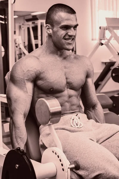 Un hombre con un ejercicio de barra en bíceps — Foto de Stock