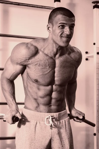 Pazı bir halter egzersiz olan bir adam
