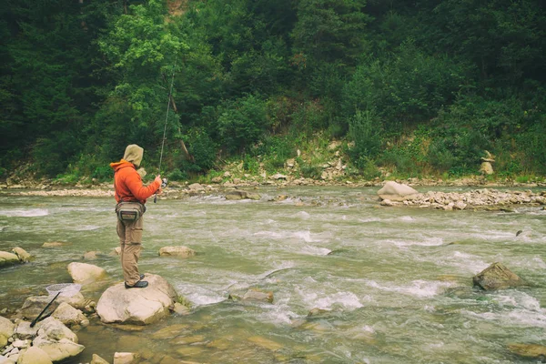 Pesca alla trota sul fiume — Foto Stock