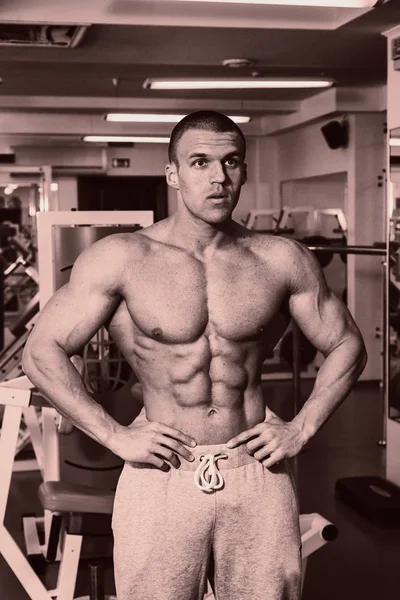 Pazı bir halter egzersiz olan bir adam