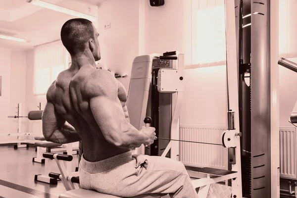 Un homme avec un exercice d'haltère sur biceps — Photo