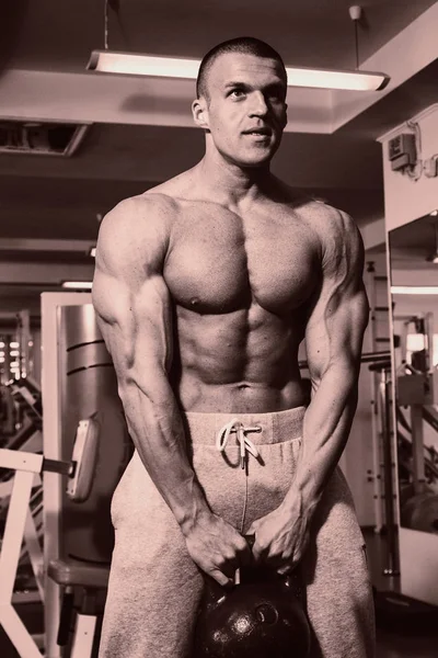 Pazı bir halter egzersiz olan bir adam