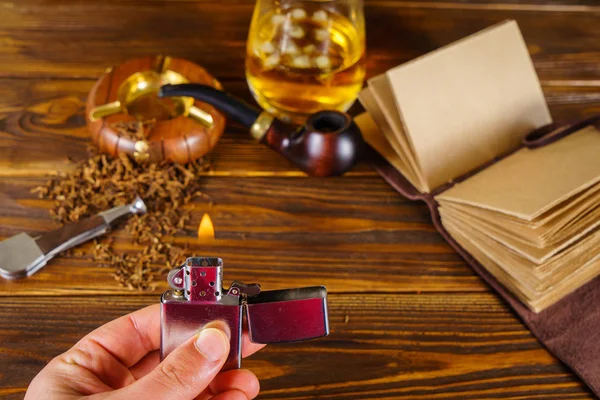 Arka plan yasaktır boru ahşap arka plan üzerinde.