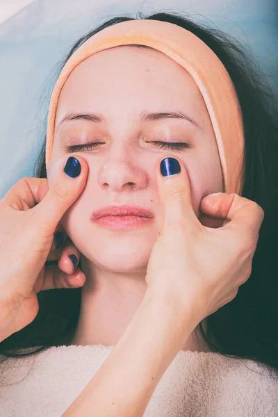 Kozmetik enjeksiyon spa salonda. Güzellik uzmanı hastanın yüz içine enjeksiyon yapar. — Stok fotoğraf