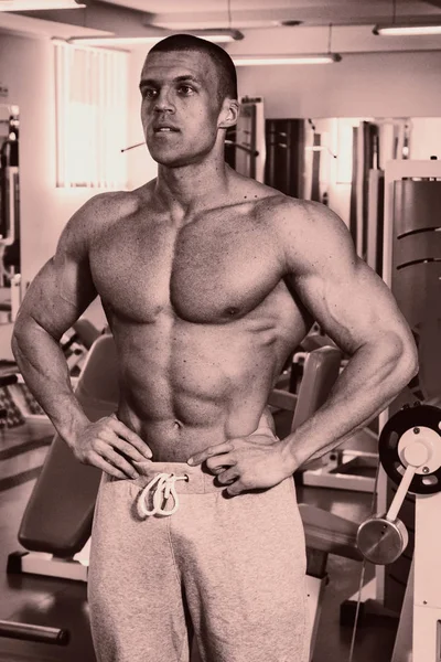 Pazı bir halter egzersiz olan bir adam