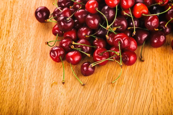 Tahta bir arka planda kiraz