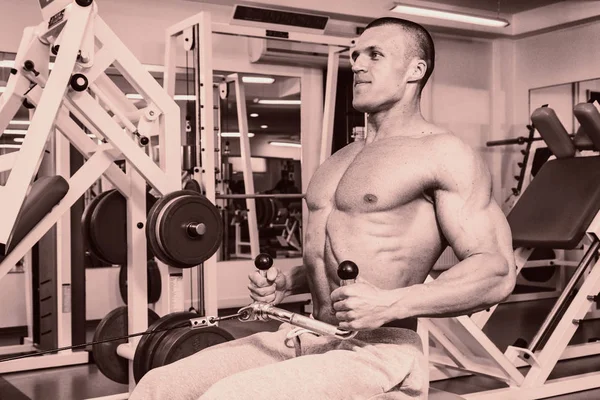 Een man met een oefening van de halter op de biceps — Stockfoto