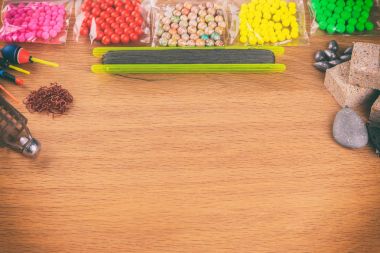 Ahşap arka plan üzerinde balıkçılık için donatım.