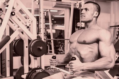 Pazı bir halter egzersiz olan bir adam