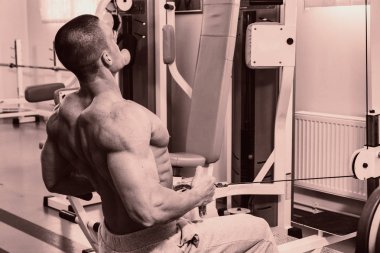 Pazı bir halter egzersiz olan bir adam