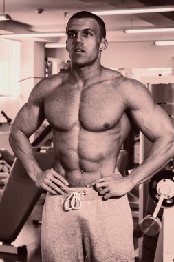 Pazı bir halter egzersiz olan bir adam