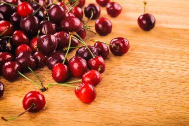 Tahta bir arka planda kiraz