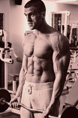 Pazı bir halter egzersiz olan bir adam