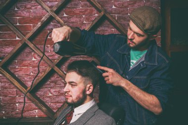 İstemci berberde tıraş. Tıraş Berber'a istemci
