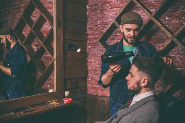 İstemci berberde tıraş. Tıraş Berber'a istemci