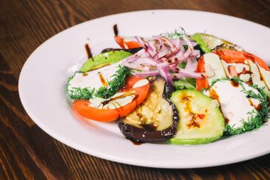 Masanın üzerine lezzetli sebze Salatalar