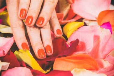 Spa'da şık manikür.