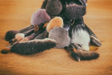 Masanın üzerine makyaj araçları