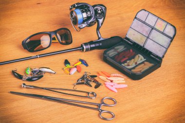 Ahşap arka plan üzerinde balıkçılık için donatım.