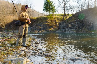 Nehirde balık tutmak