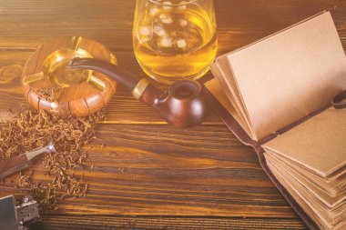 Sigara boru, viski ahşap arka plan üzerinde.