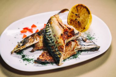 Masanın üzerine kızarmış uskumru