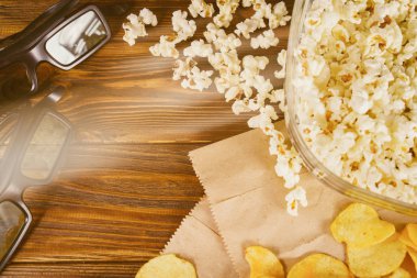 Cips, patlamış mısır ve 3d gözlük. sinema kavramı