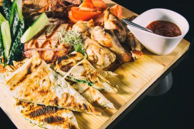 Masanın üzerinde çeşitli rosto et