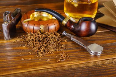 Arka plan yasaktır boru ahşap arka plan üzerinde.