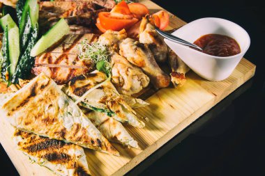 Masanın üzerinde çeşitli rosto et