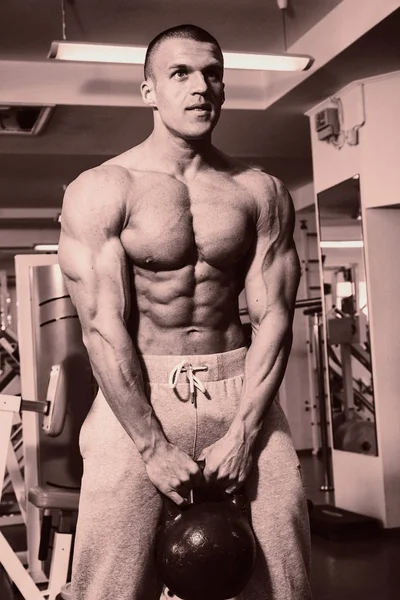 Pazı bir halter egzersiz olan bir adam