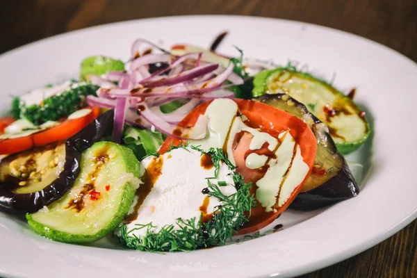 Deliziose insalate di verdure. Cibo saporito . — Foto Stock