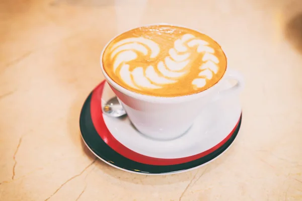 Fazer cappuccino é uma bebida deliciosa . — Fotografia de Stock