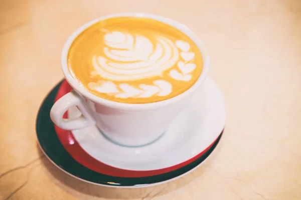 Fazer cappuccino é uma bebida deliciosa . — Fotografia de Stock
