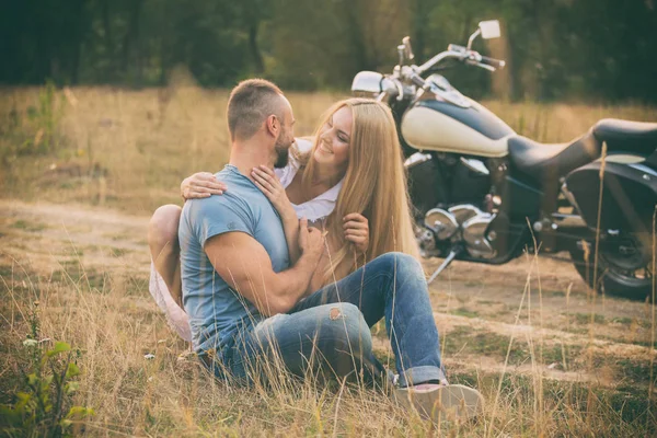 Viagens e amor, paixão, estrada de bicicleta. Casal apaixonado na estrada com uma motocicleta. Menino e menina apaixonados . — Fotografia de Stock