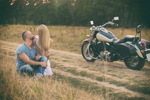 旅行や愛、情熱、自転車道路。バイクで道路上の愛のカップル。少年と少女の愛. — ストック写真